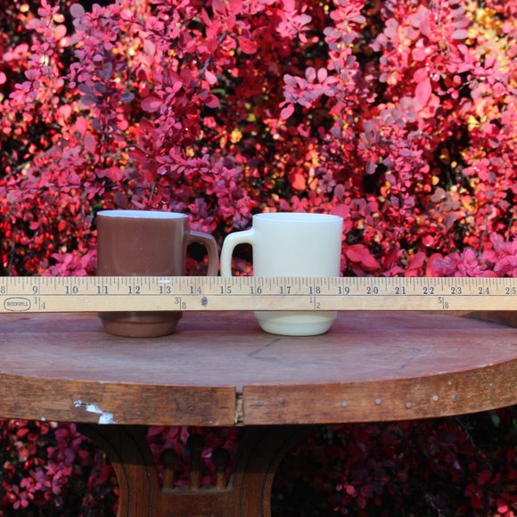 Fire King 1950s pair of mugs ~Burnt red ~ Off white~"D" handled for larger hands - Picture 3 of 5